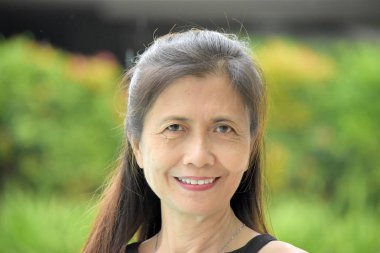 Emekli Azınlık Kadın Kıdemli Gülümseyen