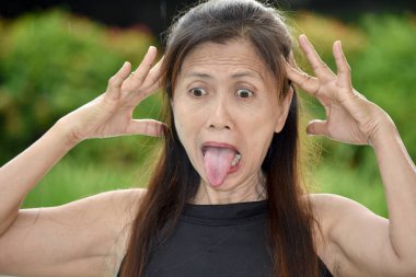 Stresli Yaşlı Filipinli Kadın