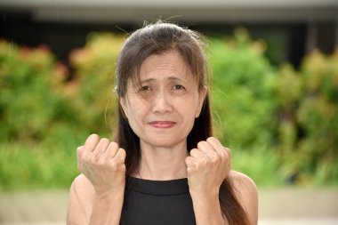 Bir üzgün farklı kişi