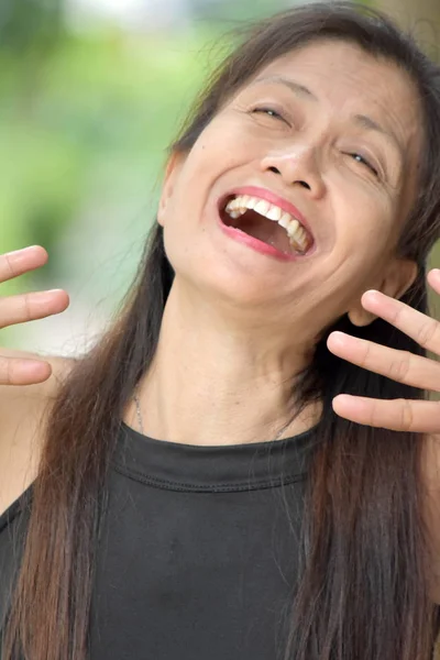 Смех среди женщин старшего возраста — стоковое фото