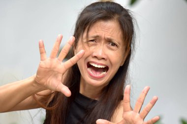 Asyalı Kadın Kıdemli Korkuyor