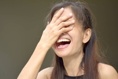 Emekli Filipinli Kadın Kıdemli Ve Kahkaha