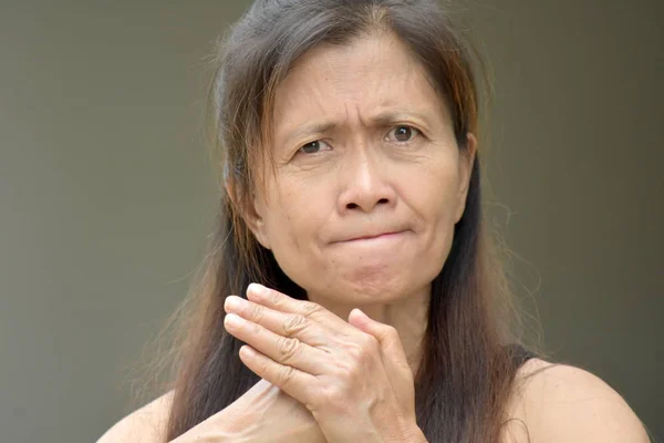 Haragos nyugdíjas Filipina női Senior gramma — Stock Fotó