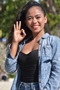 Kadın ve iyi işareti