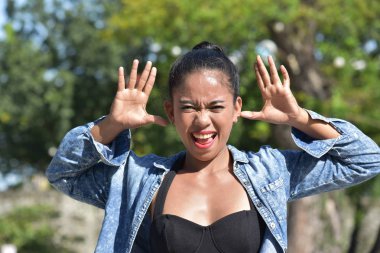 Kadın Komik Yüzler Yapıyor