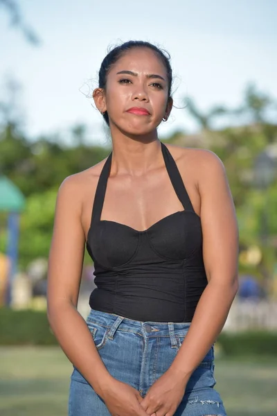 Mujer filipina joven preguntándose — Foto de Stock