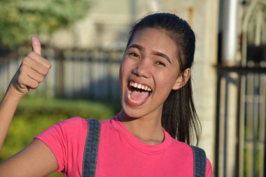 Başparmak yukarıya ile azınlık erkek