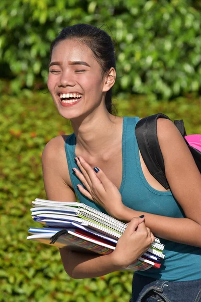 Девушка-ученица смеется над блокнотами — стоковое фото