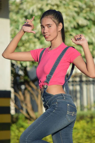 Una posa femminile attraente — Foto Stock