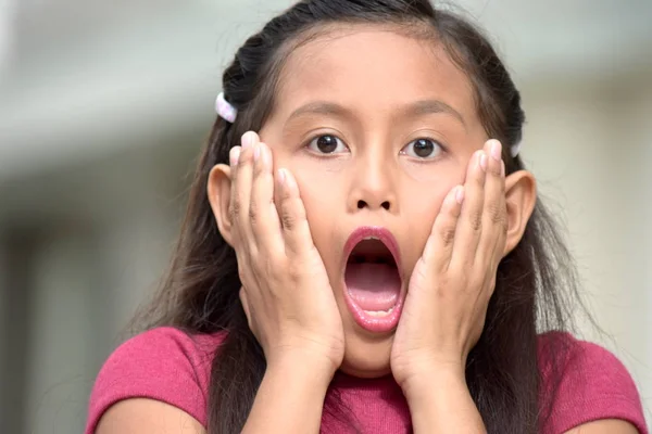 Startled bonito filipina menina juventude — Fotografia de Stock