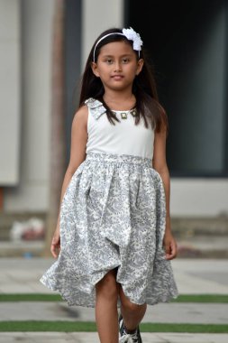 Bir Filipinli Kadın Yürüyüş