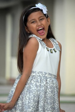 Mutlu Kadın Tween Elbise Giyen