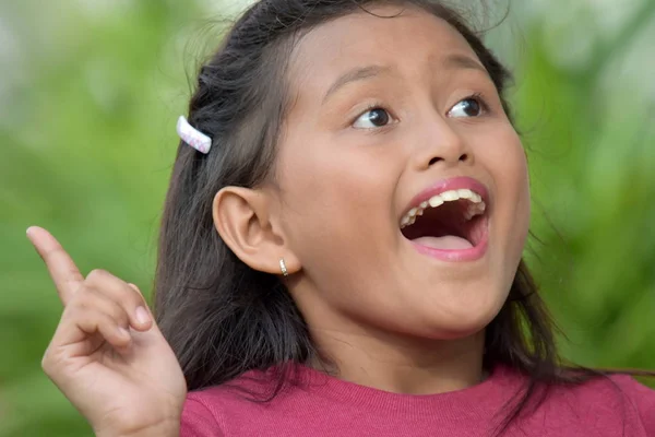 Menina Minoria bonito ter uma ideia — Fotografia de Stock