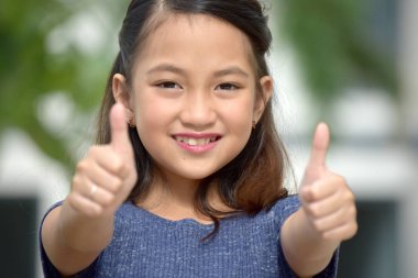 Başparmak yukarıya ile sevimli erkek