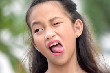 Genç kız komik surat