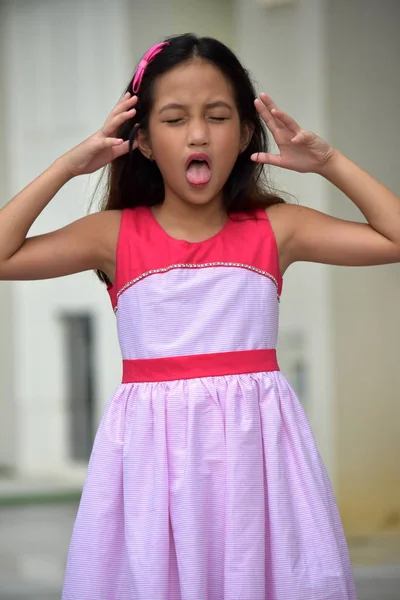 Stressad Petite asiatisk person klädd i klänning — Stockfoto