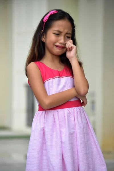 Lágrima adolescente chica usando vestido — Foto de Stock