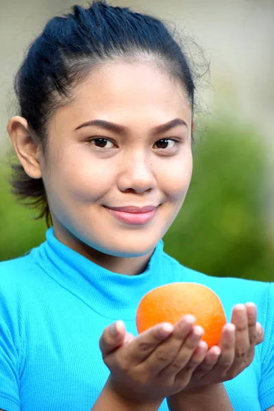 Donna e felicità con le arance — Foto Stock