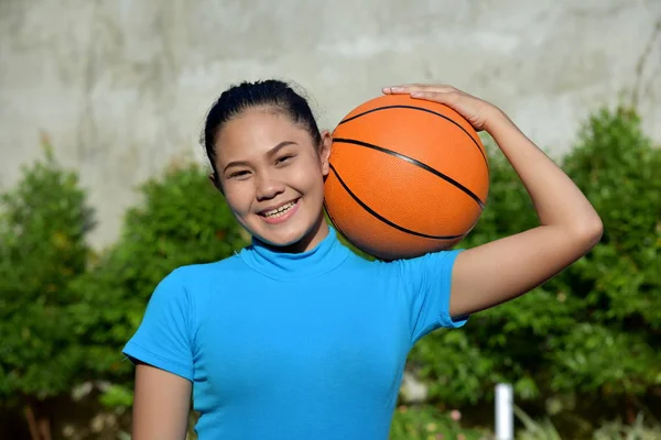 Sorridente sportivo asiatico femminile giocatore di basket con pallacanestro — Foto Stock