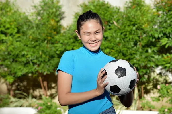 Krásný asijský atlet a štěstí s fotbalovým míčkem — Stock fotografie