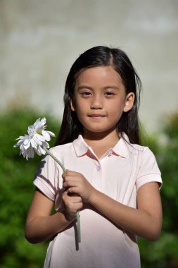 Çiçek ile Sevimli Sevimli Filipinli Kişi