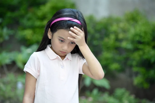 Krásná Asijská dívka dítě a starosti — Stock fotografie