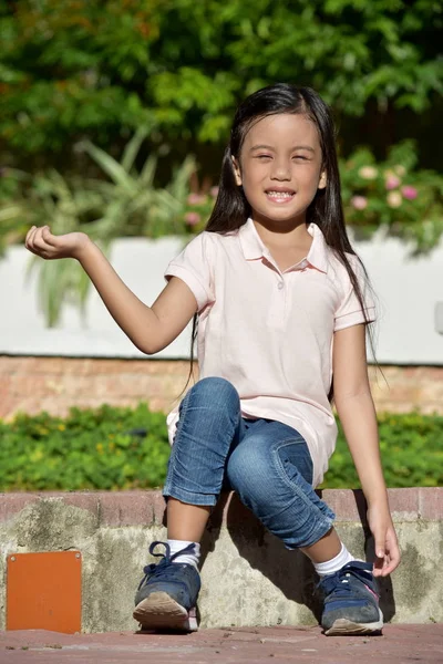 Sentado Jovem Minoria Feminino — Fotografia de Stock