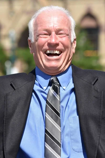 Adulto sênior homem de negócios sorrindo — Fotografia de Stock