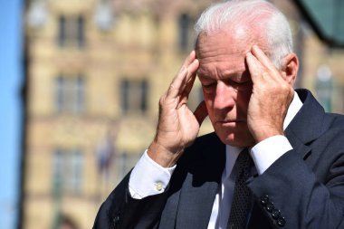 Endişeli bir yetişkin kişi