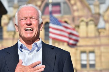 Takdir Yetişkin Kıdemli Vali İş Elbisesi Giyen