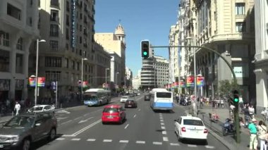 Şehir Trafiğinde Arabalar Sürüyor