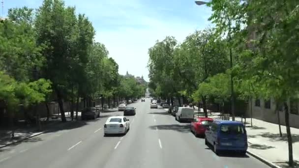 树木与城市开车 — 图库视频影像