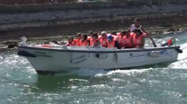 Motorlu Tekneye Binen Turistler