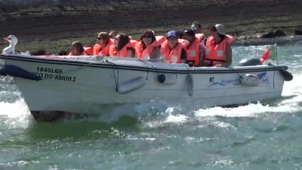 Pasajeros de barcos en lancha a motor — Vídeos de Stock