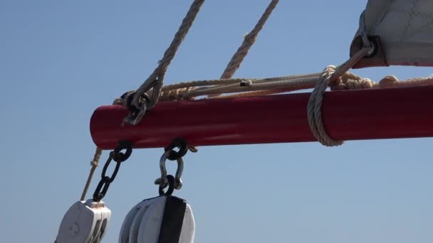 Um mastro de barco à vela de madeira — Vídeo de Stock