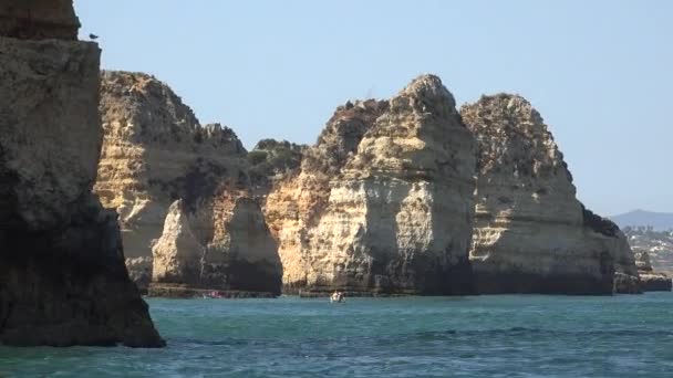 Formacje skalne i ocean — Wideo stockowe