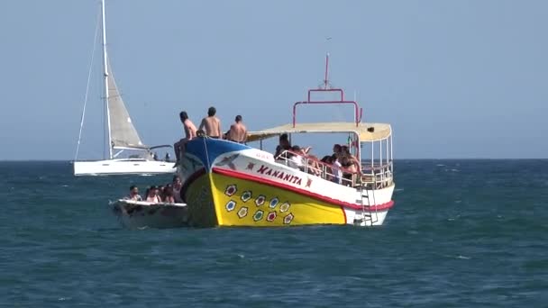 Barco turístico no oceano — Vídeo de Stock