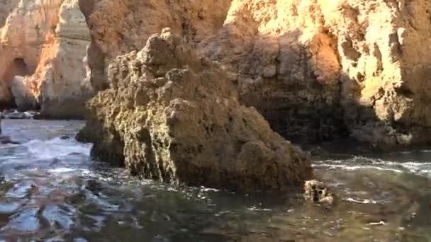 Havsvatten och Grotto — Stockvideo