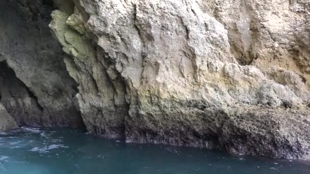 Havsgrotta eller grotta — Stockvideo