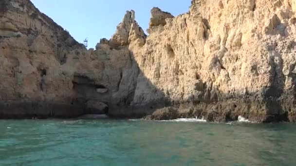 Grotto kliffen en oceaan — Stockvideo