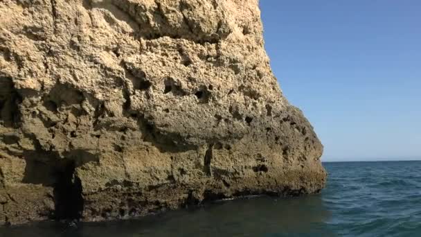Formation de roches côtières au bord de la mer — Video