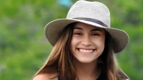 Aufgeregt und lächelnd Teen Mädchen — Stockvideo