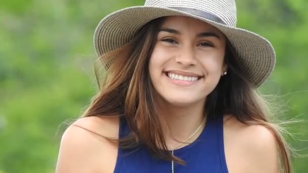 Усміхнений підліток дівчина в капелюсі — стокове відео