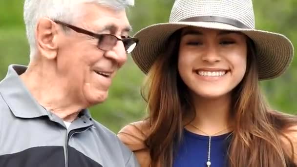 Un abuelo y una nieta — Vídeos de Stock