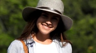 Gülümseyen İspanyol Genç Kız