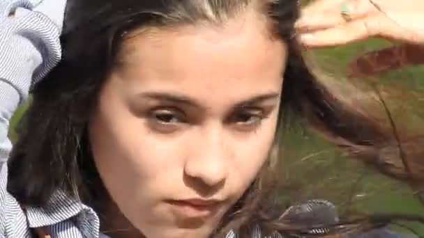 Φιλικό έφηβο κορίτσι κυματίζει — Αρχείο Βίντεο