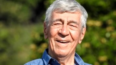 Mutlu Gülümseyen Yaşlı Adam ya da Büyükbaba