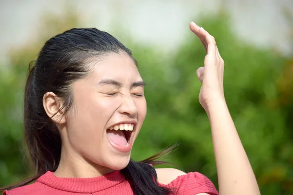 Досить філіппінкі підліток дівчина сміється — стокове фото