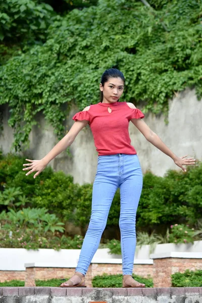 跳舞的菲律宾女孩 — 图库照片