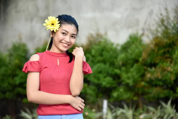 Muito jovem e feliz com flores — Fotografia de Stock